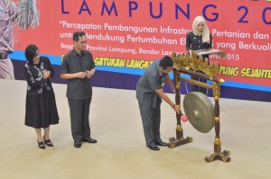 pemukulan Gong oleh Gubernur Lampung Muhammad Ridho Ficardo, S.Pi, M.Si bertanda Musyawarah Perencanaan Pembangunan (MUSRENBANG) Provinsi Lampung resmi dibuka. Rabu (25/3/2015) Foto : Red/Yopie 