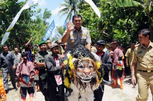 Bupati Lampung Selatan H. Rycko Menoza. SZP, MBA diarak menaiki singa barong pada acara Hari Jadi Kuda Kepang Turonggo Bayu Sapputro ke-13, yang berlangsung di Desa Suka Mulya, Kecamatan Palas, Selasa 31/03/15.(adv) Foto : Red/Kmf Ls