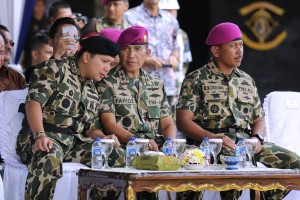 Pesawaran,LM - Gubernur Lampung M. Ridho Ficardo menghadiri upacara serah terima jabatan komandan brigade infanteri-3 marinir dari Kolonel Marinir Suherlan, S.E kepada Kolonel Marinir I Wayan Ariwijaya. Upacara serah terima jabatan di laksanakan di lapangan markas brigade infanteri-3 marinir, Piabung kabupaten Pesawaran. Komandan Korps Marinir Mayjen TNI (Mar) Faridz Washington memimpin langsung upacara sertijab tersebut. (adv) Foto : Istimewa