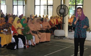 Bunda PAUD Lampung Selatan Pitka R. Menoza, MBA memberikan materi Karakter Anak pada Bimbingan Teknis Bunda PAUD Kecamatan Penengahan dan Kecamatan Bakauheni di Aula Kec. Penengahan, Senin 6/4/15. (adv) Foto : Red/Kmf Ls 