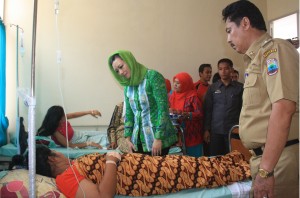 Pitka R. Menoza, Jenguk Penderita Gas Lampung