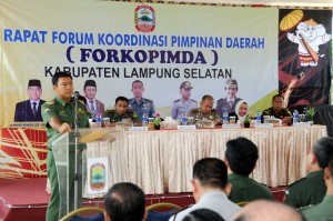 Rakor Fokorpimda : Bupati Lampung Selatan H. Rycko Menoza. SZP, MBA saat menyampaikan arahan pada Rapat Forum Koordinasi Pimpinan Daerah (Forkopimda) Kabupaten Lampung Selatan, yang digelar di Negeri Baru Resort, Kalianda. Senin, 06/04/15. (Adv) Foto : Red/Kmf Ls 