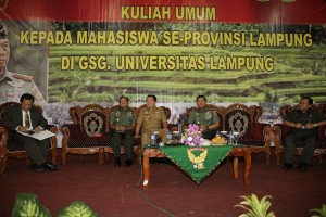 Gubernur Lampung Ridho Ficardo bersama Pandam II Sriwijaya Iskandar MS, dan Rektor Unila Sugeng P Haryanto, mendampingi Panglima TNI Moeldoko isi kuliah umum kepada mahasiswa se-Provinsi Lampung, di GSG Unila. Panglima Moeldoko berikan materi kuliah umum mengenai kondisi Indonesia di kancah Internasional. Selasa (19/5/20). Foto:ist 