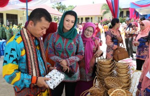 Ketua Tim Penilai Lomba Desa Drs. Yurnalis, M.Si bersama Ketua Tim Penggerak PKK Kab. Lamsel Pitka R. Menoza, MBA meninjau hasil kerajinan masyarakat pada Lomba Desa Tk. Provinsi Lampung di Desa Hatta Kecamatan Bakauheni, Selasa, 28/4/15. (adv) Foto : Kmf Ls 