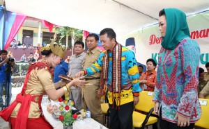 Ketua Tim Penilai Lomba Desa Drs. Yurnalis, M.Si menerima sekapur sirih pada Lomba Desa Tk. Provinsi Lampung di Desa Hatta Kecamatan Bakauheni, Selasa, 28/4/15. (adv) Foto : Kmf Ls  