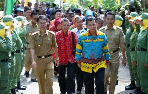 Ketua Tim Penilai Lomba Desa Drs. Yurnalis, M.Si disambut para Hansip Wanita Desa Hatta pada Lomba Desa Tk. Provinsi Lampung di Desa Hatta Kecamatan Bakauheni, Selasa, 28/4/15. (adv) Foto : Kmf Ls 