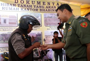 Bupati Lampung Selatan H. Rycko Menoza, SZP, MBA memberikan bantuan Sepeda Motor pada Peresmian Rumah Kantor Bhabinkamtibmas di Desa Sidoharjo Kecamatan Way Panji, Senin (27/4/2015). Foto : red / Kmf ls 