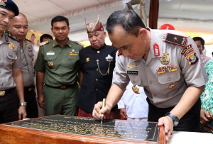 Kapolda Lampung Brigjen. Pol. Drs. Heru Winarko, SH bersama Bupati Lampung Selatan H. Rycko Menoza, SZP, MBA dan Kapolres Lampung Selatan AKBP> Hengki S.Ik meresmikan Rumah Kantor Bhabinkamtibmas di Desa Sidoharjo Kecamatan Way Panji, Senin (27/4/2015). Foto : red / Kmf ls 