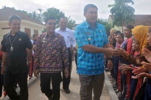 Bupati Lampung Selatan H.Rycko Menoza,SZP,SE,SH,MBA bersilaturahmi sekaligus membuka Lomba Nasi Tumpeng dan Fashion Show dalam rangka Peringatan Hari Kartini yang diadakan oleh UPT Dinas Pendidikan Kec.Merbau Mataram di Aula SD Negeri Kec.Merbau Mataram. Jumat, (24/04/15). Foto : red / kmf ls 