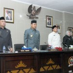 Rapat Paripurna dipimpin oleh Wakil Ketua II Fahrurrozi S.T dan Wakil Ketua III Roslina yang dihadiri oleh Bupati Lampung Selatan H.Rycko Menoza. SZP, SE.SH.MBA didampinggi Wakil Bupati H. Eki Setyanto. S.E pada saat menyayikan lagu Indonesia Raya pada saat Rapat paripurna Dewan Perwakilan Rakyat Daerah (DPRD) Kabupaten Lampung Selatan dalam rangka Pengesahan Rencana Peraturan Daerah tentang Pertangungjawaban Pelaksanaan Anggaran Pendapatan Belanja Daerah (APBD) kabupaten Lampung Selatan tahun anggaran 2014, yang berlangsung di Ruang Rapat DPRD Lamsel.  Jum'  12/6/15. (adv) Foto: Ist