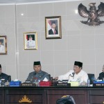 Ketua Sidang Paripurna Fahrurrozi S.T Mengetuk Palu bertanda dimulainya Rapat Paripurna Dewan Perwakilan Rakyat Daerah (DPRD) Kabupaten Lampung Selatan dalam rangka Pengesahan Rencana Peraturan Daerah tentang Pertangungjawaban Pelaksanaan Anggaran Pendapatan Belanja Daerah (APBD) kabupaten Lampung Selatan tahun anggaran 2014, yang berlangsung di Ruang Rapat DPRD Lamsel.  Jum'  12/6/15. (adv) Foto: Ist 