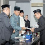 Bupati Lampung Selatan H.Rycko Menoza. SZP, SE.SH.MBA didampinggi Wakil Bupati H. Eki Setyanto. S.E Menerima pandangan Fraksi-fraksi pada saat Rapat Paripurna Dewan Perwakilan Rakyat Daerah (DPRD) Kabupaten Lampung Selatan dalam rangka Pengesahan Rencana Peraturan Daerah tentang Pertangungjawaban Pelaksanaan Anggaran Pendapatan Belanja Daerah (APBD) kabupaten Lampung Selatan tahun anggaran 2014, yang berlangsung di Ruang Rapat DPRD Lamsel.  Jum'  12/6/15. (adv) Foto: Ist 