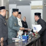 Bupati Lampung Selatan H.Rycko Menoza. SZP, SE.SH.MBA didampinggi Wakil Bupati H. Eki Setyanto. S.E Menerima pandangan Fraksi Partai Amanat Nasional (PAN) yang disampaikan oleh Zainal Abidin BBA, pada saat Rapat Paripurna Dewan Perwakilan Rakyat Daerah (DPRD) Kabupaten Lampung Selatan dalam rangka Pengesahan Rencana Peraturan Daerah tentang Pertangungjawaban Pelaksanaan Anggaran Pendapatan Belanja Daerah (APBD) kabupaten Lampung Selatan tahun anggaran 2014, yang berlangsung di Ruang Rapat DPRD Lamsel.  Jum'  12/6/15. (adv) Foto: Ist 