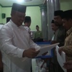 Wakil Bupati Lampung Selatan H. Eki Setyanto, SE menyerahkan Bantuan dana Rumah Ibadah pada Kegiatan Kunjungan Tim Safari Ramadhan Pemerintah Kabupaten Lampung Selatan di Masjid Baitul Maqfur desa Talang Way Sulan Kecamatan Way Sulan ( 19/6/2015) foto : Kmf Ls