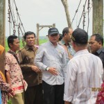 Anggota Komisi C DPRD Lampung Selatan bersama Camat, KUPT Dinas PU, Bagian Pembangunan, saat melakukan peninjauan terhadap usulan pembangunan jembatan gantung di Desa sukapura kecamatan Sragi kabupaten setempat. Kamis, 2/4/15.(adv)  foto : Ist 