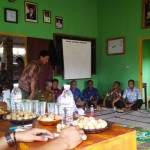 Komisi C Dewan Perwakilan Rakyat Daerah (DPRD) Kabupaten Lampung Selatan Hipni, A.Md dan Anggota Komisi C didampingi Camat Natar Dulkahar bersilaturrahmi dengan Kepala Desa (Kades) dan Warga Desa Rulung Mulya Kecamatan Natar membahas pembangunan jalan Desa. Selasa, 7/4/15. (adv)  foto : Ist 