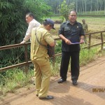 Anggota Komisi C DPRD Lampung Selatan Mohamad Akyas saat berbincang bersama Unit Pelaksana Teknis (UPT) Dinas Pekerjaan Umum (PU) pada saat melakukan peninjauan usulan perbaikan jembatan besi (jati buntung) ruas Jln. Margo lestari samapi dengan gedung harapan kecamatan Jati Agung. Rabu, 8/4/15. (adv)  foto : Ist 