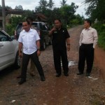 Anggota Komisi C Dewan Perwakilan Rakyat Dearah (DPRD) Lampung Selatan saat melakukan kunjungan Kerja peninjauan peningkatan Jalan di Desa Banjar Agung Kecamatan Jati Agung Kabupaten setempat. Rabu, 8/4/15. (adv)  foto : Ist 