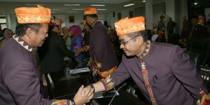 Ketua DPRD Lampung Selatan Hendry Rosadi bersalaman dengan sejumlah anggota DPRD pada Rapat Paripurna Istimewa dalam Rangka Memperingati HUT Provinsi Lampung ke 52