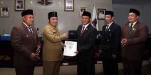 H. Hendry Rosyadi, S.H Ketua DPRD di damping Wakil Ketuan I Suprianto Hutagalung, Wakil Ketua II Fahrurrozi, Menyerahkan Rekomendasi KLPJ Bupati Tahun 2015 Kepada Bupati Lampung Selatan DR. H. Zainudin Hasan, M. Hum didampingi Wakil Bupati Nanang Ermanto pada Sidang Paripurna di DPRD setempat