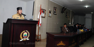 Bupati Lampung Selatan DR. H. Zainudin Hasan, M. Hummenyampaiakn sambutanya padangan rapat paripurna istimewa tentang laporan keterangan pertanggung jawaban (LKPJ) Bupati tahun 2015.