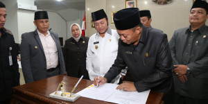 Ketua DPRD Lamsel, H. Hendry Rosyadi, SH, MH Menandatangani Rancangan Peraturan Daerah (Ranperda) tentang Rencana Pembangunan Jangka Menengah Daerah (RPJMD) tahun 2016-2021, Kamisi (23/6).