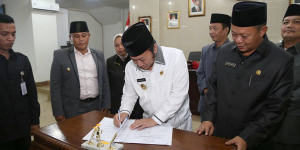 Bupati Lampung Selatan DR. H. Zainudin Hasan, M. Hum Menandatangani Rancangan Peraturan Daerah (Ranperda) tentang Rencana Pembangunan Jangka Menengah Daerah (RPJMD) tahun 2016-2021, Kamisi (23/6).