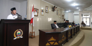 Bupati Lampung Selatan DR. H. Zainudin Hasan, M. Hum menyampaiakn sambutanya pada rapat paripurna pengesahan Rancangan Peraturan Daerah (Ranperda) tentang Rencana Pembangunan Jangka Menengah Daerah (RPJMD) tahun 2016-2021, Kamisi (23/6).