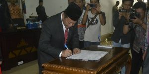 Ketua DPRD Lamsel, H. Hendry Rosyadi, SH, MH Menandatangani Naskah Pelantikan Pergantian Antar Waktu (PAW) Anggota Dewan Perwakilan Rakyat Daerah (DPRD) Lampung Selatan (Lamsel), Ahmad Johani, A.Md dari Partai Demokrasi Indonesi Perjuangan (PDIP), Kamis (21/7/16)