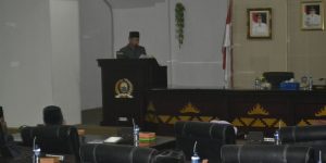 Seketaris Dewan Perwakilan Rakyat Daerah (DPRD) Kabupaten Lampung Selatan Burhanudin membacakan surat masuk pada saat Paripurna Pembahasan Rancangan Peraturan Daerah (Ranperda) Tentang Pertanggungjawaban Pelaksanaan APBD Lampung Selatan (Lamsel), Tahun Anggaran 2015. Kamis, (21/7/16)