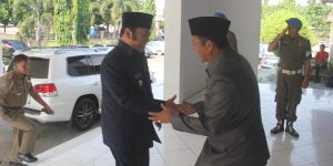 Ketua DPRD Hendri Rosyadi,SH,MH menyambut Bupati Lampung Selatan DR. H.Zainudin Hasan, M, Hum. saat Rapat Paripurna Penyampaian LKPJ Bupati Tahun Anggaran 2015, Kamis (12/5)