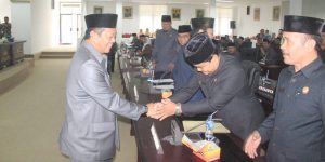 Ketua DPRD Lampung Selatan Hendri Rosyadi,SH,MH bersalaman dengan anggota Dewan pada saat Rapat Paripurna Penyampaian LKPJ Bupati Tahun Anggaran 2015, Kamis (12/5)