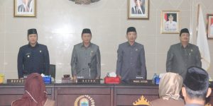 Ketua DPRD Hendri Rosyadi,SH,MH didampingi wakil ketua I, Wakil Ketua II, Wakil Ketua III dan Bupati Lampung Selatan DR. H.Zainudin Hasan, M, Hum. dan seluruh anggota Dewan setempat menyayikan Lagu Indonesia Raya pada saat Rapat Paripurna Penyampaian LKPJ Bupati Tahun Anggaran 2015, Kamis (12/5)