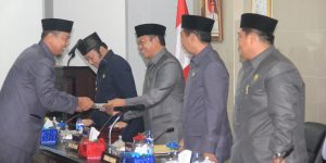 Ketua DPRD Lampung Selatan Hendri Rosyadi,SH,MH pandangan Fraksi-fraksi pada saat Rapat Paripurna Penyampaian LKPJ Bupati Tahun Anggaran 2015, Kamis (12/5)