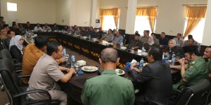 Suasana Silaturahmi Bupati Lampung Selatan DR. H.Zainudin Hasan, M, Hum. Dan Wakil Bupati Nanang Hermanto bersama dengan Ketua DPR D Lampung Selatan Hendri Rosyadi,SH,MH.beserta Anggota Dewan Pertemuan dirunag Panggar DPR D ,Senin,29 /2/2016.    