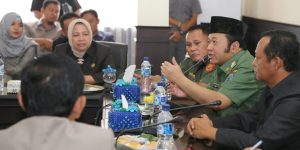 Bupati Lampung Selatan DR. H.Zainudin Hasan, M, Hum saat berdialog bersama anggota legislatif DPRD setempat, diruang Panggar DPR D ,Senin,29 /2/2016.   