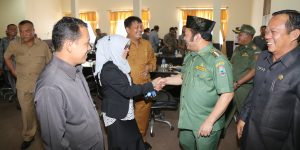 Bupati Lampung Selatan DR. H.Zainudin Hasan, M, Hum. bersalaman dengan sejumlah anggota dewan usai acara  Silaturahmi diruang Panggar DPRD ,Senin,29 /2/2016.   