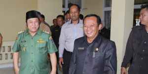 Bupati Lampung Selatan DR. H.Zainudin Hasan, M, Hum. bersama Ketua DPRD Hendri Rosyadi,SH,MH usai acara  Silaturahmi diruang Panggar DPRD ,Senin,29 /2/2016.   