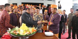 Ketua DPRD Lampung Selatan Hendry Rosadi menerima Nasi Tumpeng dari Bupati DR. H. Zainudin Hasan, M.Hum usai Paripurna Istimewa dalam Rangka Memperingati HUT Provinsi Lampung ke 52