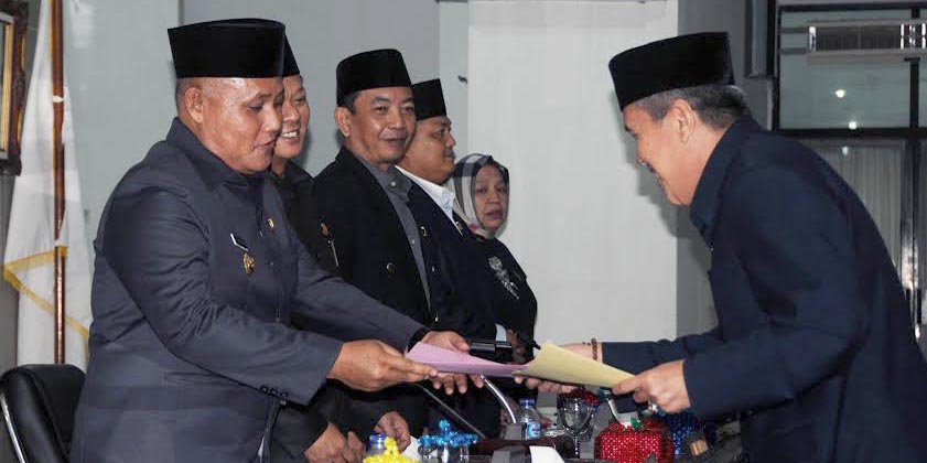 Wakil Bupati Lampung Selatan, Nanang Ermanto menerima padangan fraksi-fraksi pada Paripurna Pembahasan Ranperda tentang pertanggungjawaban pelaksanaan APBD kabupaten setempat, tahun 2015