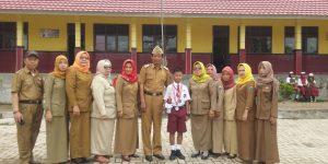 Foto Bersama Dewan Guru SDN 1 Tarahan Kecamatan Katibung Kabupaten Lampung Selatan Bersama UPTD Pendidikan Surono dan Siswa Berprestasi 