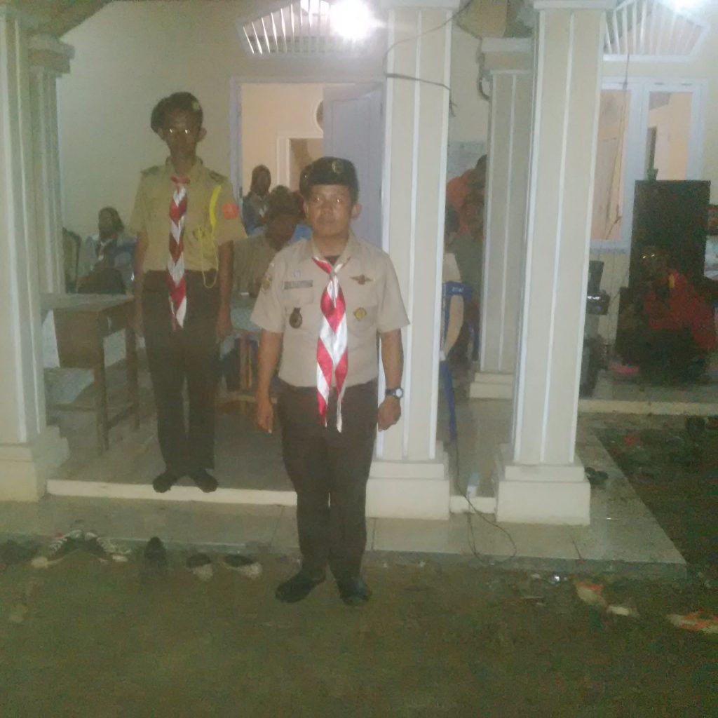 Pembina Pramuka MA Ma'arif Kecamatan Katibung Herdiansyah, saat menjadi Pembina Upacara Penyalaan Api Unggun Perkemahan Persami, Sabtu Malam (24/9/16)