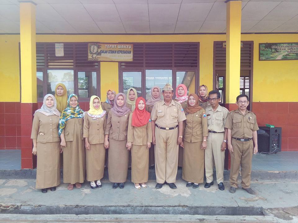 Pegawas SD UPTD kecamatan katibung H. muhammad S.pd berfoto Bersama Dewan Guru SDN 2 tanjung ratu Usai Upacara Bendera Hari Senin. (26/9/16)