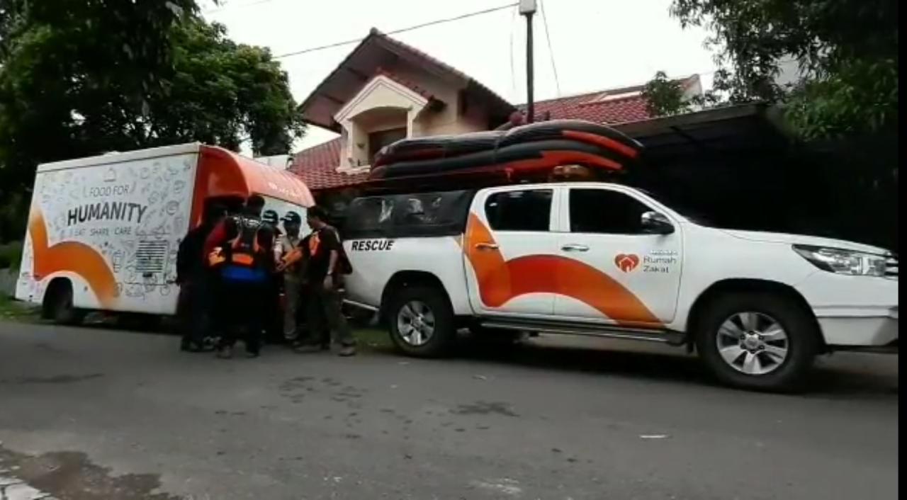 Tim Rumah Zakat Action saat akan menuju Lokasi Banjir